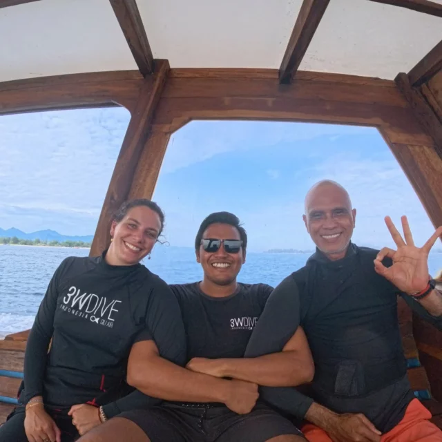 Not just friend. We are family. And family loves to goof around 🙊🙉

#giliislands #3wdive #indonesia #divingindonesia #beach #explore